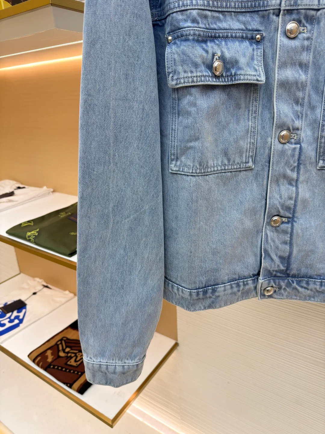 LOUIS VUITTON washed ripped denim jacket ●Authentic product: Purchased and developed for 25600 ●Item number: 1680604-B85 ●Material: pure cotton exclusive denim material ●Technology: laser burning ●Version: fitted version ●Weight: about 1070 grams ●Size: 48-59-52-54 ●Description: This destroyed detail is really cool. This washed denim truck elevates a classic silhouette with contrasting Monogram detailing front and rear, crafted with an edgy tear effect. This mid-season piece is effortlessly layered and can be worn with matching accessories for an on-trend look.